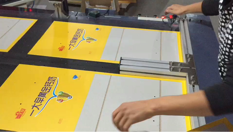 半自動奶包裝盒畫膠機(jī)