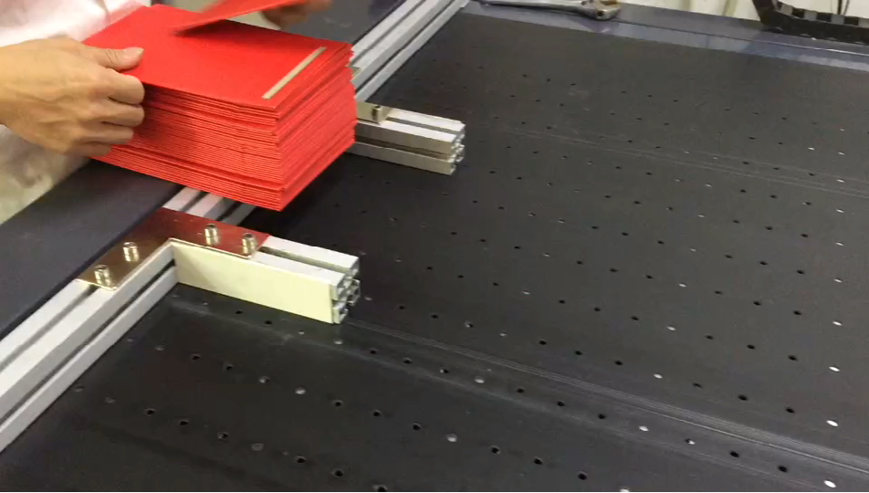 半自動噴霧手機(jī)盒組裝機(jī)